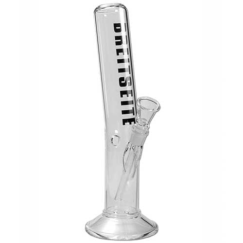 En buet glasbong i klart glas præsenterer sig med en højde på 40 cm. Den har en bred, stabil bund og snævrer ind mod toppen. Overfladen er glat og gennemsigtig, hvilket afslører indholdet. En tilslutning til en metalrør med en runde krop og en lille skål er synlig. Der er også en indbygget perkolator, der giver ekstra filtrering.