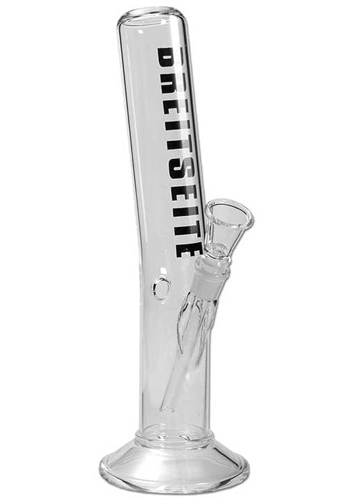 En buet glasbong i klart glas står stabilt. Den har en høj, slank form med en bred bund, der taper ind mod toppen. Den krumme hals er dekoreret med et farverigt mønster, der skaber visuel interesse. Indgangen til røret er stort, med en tætsluttende gummiring omkring. Der ses også en skål til materiale, der er placeret midt i bunden.