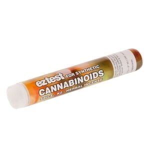 En sort og hvid emballage præsenterer tydeligt teksten "EZ Test" i store, sorte bogstaver. Under teksten ses et farverigt grafikdesign med nuancer af rød, blå og grøn, der danner abstrakte mønstre. Emballagen har en mat finish, og der er en tydelig stregkode nederst. Øverste del er lukket, mens bunden har en perforeret kant til åbning.