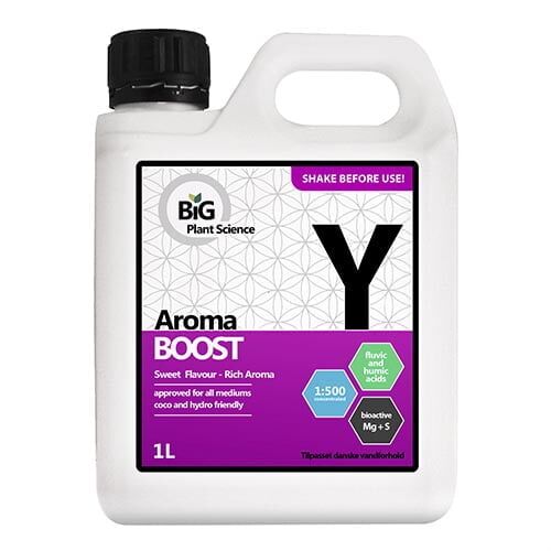 En mørkegrøn plasticflaske med en mat overflade prydes af en stor grafisk etiket. Etiketfarverne varierer fra lys grøn til gul, med et tydeligt logo og informationstekst i sort. Flaskens form er slank og høj, med en sort skruelåg og en praktisk hældetud. Baggrunden er lys for at fremhæve flaskens design.