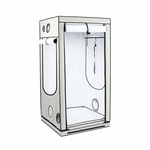 En firkantet, grå teltstruktur pryder scenen, med en mat finish og let tekstureret overflade. Teltet har en stor, rektangulær åbning, der afslører en indvendig, lysere farve. Rammen er lavet af metal, og der er synlige stropper og spænder, der holder teltet stramt. En enkel, minimalistisk designstil præger det samlede udtryk.