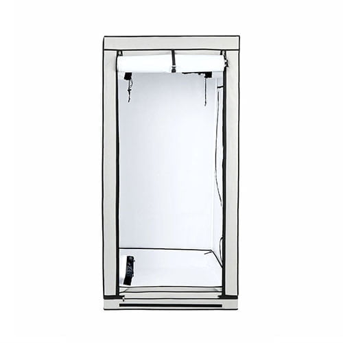 Grotelt HOMEbox Ambient Q100 præsenterer en rektangulær form med en robust, grå metalramme. Dens overflade er mat og har en struktureret tekstur. Fronten er udstyret med en stor, klar glasplade, der giver et kig ind i det indre rum. Døre med diskrete håndtag i metal findes på siden, mens ventilation er placeret øverst.