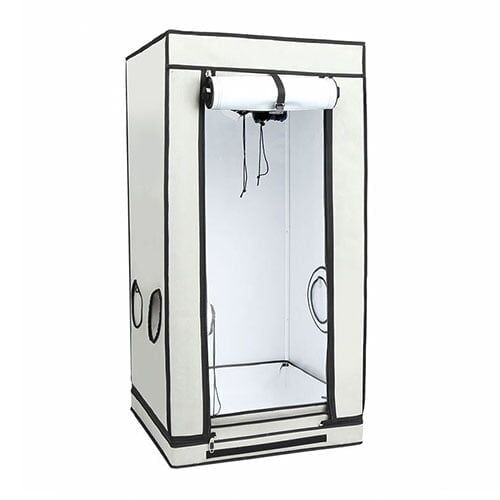 Et groteltdesign med en ramme af aluminiumsprofiler i en grå nuance. Teltdugen er i en mørk farve med en glat tekstur og har en vandafvisende overflade. Der er to åbninger, hver med et netlignende materiale, der sikrer ventilation. Teltet står på en plan overflade, omgivet af græs og små planter, hvilket skaber en naturlig atmosfære.