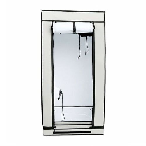 En firkantet, grå teltstruktur med en flad taglinje og afrundede kanter. Teltet er fremstillet af et slidstærkt, vandtæt materiale med en glat tekstur. På fronten ses en stor, sort åbning, der kan lukkes med en lynlås. Teltets sider er udstyret med ventilationsåbninger, der er beskyttet af net. En robust bund med forstærkede sømme giver stabilitet.