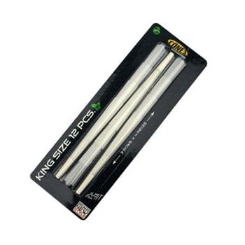 To store kegler i en skarp orange farve er præsenteret med en glat overflade og en let spids top. De har en ensartet form og er placeret på en neutral, lys baggrund, der fremhæver deres farve. Hver kegle har tydelige kanter og en ensartet struktur uden synlige mærker eller teksturvariationer.