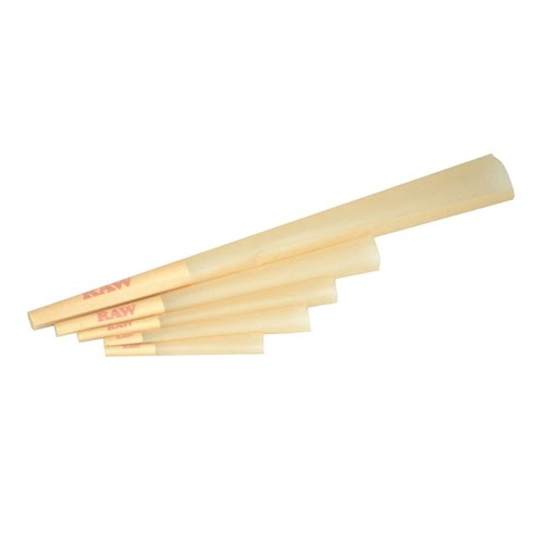 En transparent, cylinderformet beholder prydes af en mat, naturlig papfarve. Indholdet består af fem koniske papirprodukter, der er rullet til en spids i den ene ende. Overfladen er glat med let struktur, og hver cone er forskudt i højden, hvilket skaber en dynamisk visuel effekt. Beholderens låg har en flad, rund form.