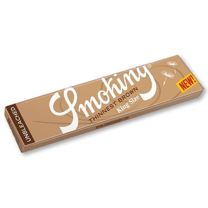 En brun smoking i en tynd, elegant kvalitet pryder billedet. Stoffet har en glat tekstur og en let glans, der reflekterer lys subtile. Den klassiske reverskrave er skarp og markeret, mens knapperne er diskret placeret i en række. Indvendigt er smokingens foring i en kontrasterende farve, som tilføjer et sofistikeret touch.