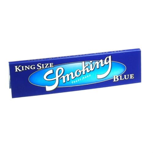 Rullepapir i en dyb blå farve prydet med et subtilt mønster af små, fine prikker. Papiret er aflangt og har skarpe, veldefinerede kanter. En hvid stribe løber langs den ene kant, hvor der er indsat en let tilgængelig klæbemasse. Det samlede udtryk er elegant og minimalistisk, ideelt til brug i rulle- og rygteprocessen.