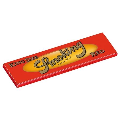 Rødt papir med en glat overflade pryder denne rullepapirpakke, der er designet til tobaksbrug. Pakken har en rektangulær form og prydes af hvid tekst, der angiver produktets type og størrelse. Den øverste del afsluttes med en let bølget kant, mens den indvendige del indeholder ruller af papir, der er delvist synlige gennem åbningen.