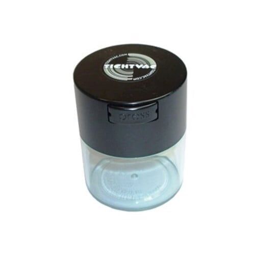 TightVac beholderen har en cylindrisk form med en glat, transparent plastoverflade, der gør indholdet synligt. Låget er sort med en affjedret mekanisme, der sikrer tæt lukning. Beholderen har en kapacitet på 0,12 liter og fremstår i et minimalistisk design uden synlige knapper eller symboler. Den har en let buet bund for stabilitet.