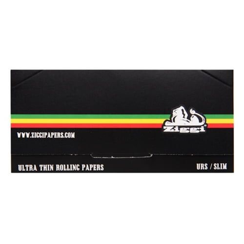Ziggi King Size Slim rolling papers præsenteres i en sort pakke med hvid tekst. Pakken har en mat overflade, og fronten er prydet med et enkelt logo i en elegant skrifttype. Den øverste kant er let afrundet, mens siderne er lige. Indholdet indeholder tynde papirark, der er designet til at være lette og funktionelle.