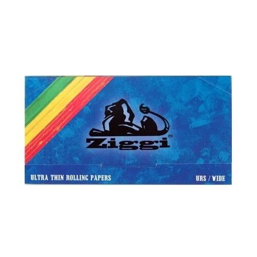 Ziggi King Size er en lang, rektangulær pakke med en dyb blå farve. Forsiden prydes af hvid og gul tekst i forskellige skrifttyper, der angiver produktets navn og type. Pakken har en glat overflade med en mat finish og en let reflekterende kant. I nederste hjørne ses et symbol, der indikerer miljøvenlighed.