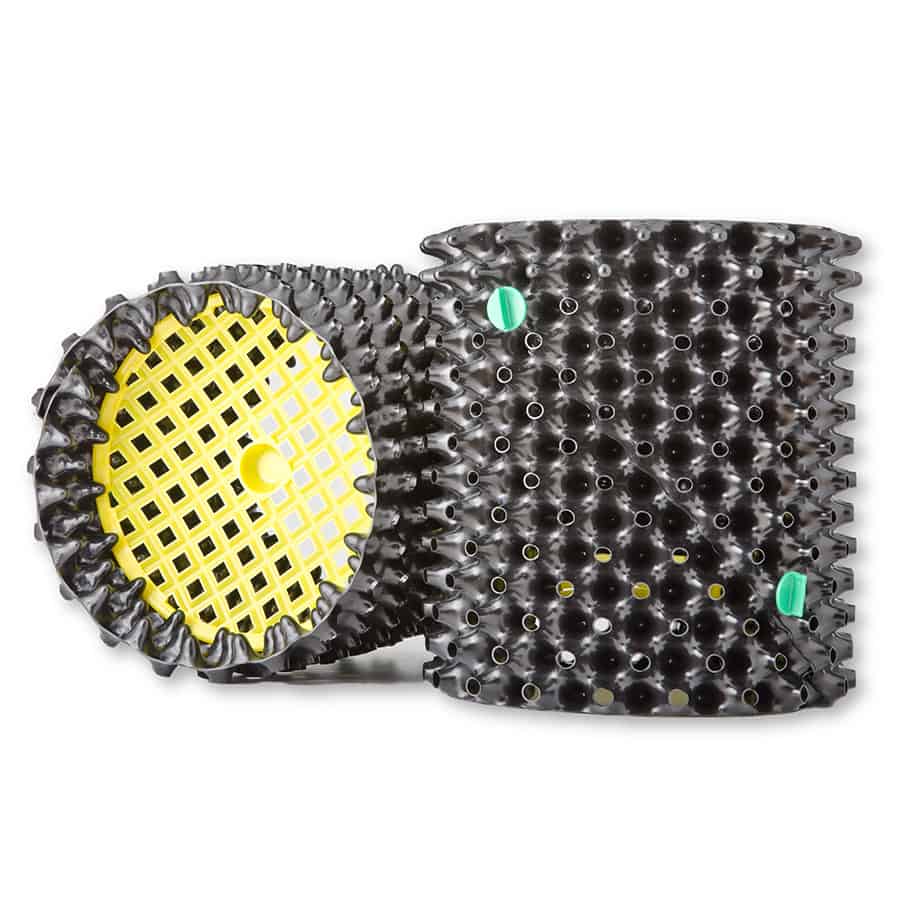 En luftpotte i plast med en kapacitet på 9 liter præsenterer sig i en dyb sort farve. Potten har en rund, cylindrisk form med en perforeret overflade, der fremmer luftcirkulation. Bundens design inkluderer drænhuller, og potten har en let afrundet kant. Den glatte tekstur giver et moderne udtryk, mens den robuste konstruktion sikrer holdbarhed.