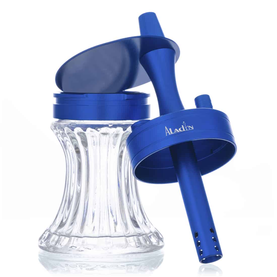 En bærbar vandpibe præsenteres i en dyb blå farve med en glansfuld overflade. Den er 23 cm høj og har en rund base, der gradvist snævrer ind mod en slank hals. En keramisk skål sidder øverst, omgivet af en metalring. Slangen er fleksibel og lavet af gummi, med en sort struktur og metalbeslag, der tilføjer kontrast.