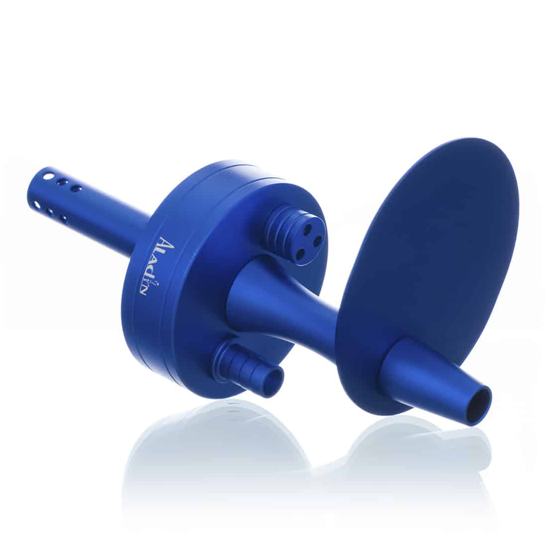 En bærbar vandpibe i en dyb blå farve, fremstillet af glas og metal. Den har en slank, cylindrisk form med en rund base og en smal hals. På toppen sidder en skål til tobaksprodukter, der er dekoreret med små perforeringer. En fleksibel slange i en matchende farve er tilsluttet, og der ses en sort gummiprop ved munden. Det samlede design er funktionelt og kompakt.