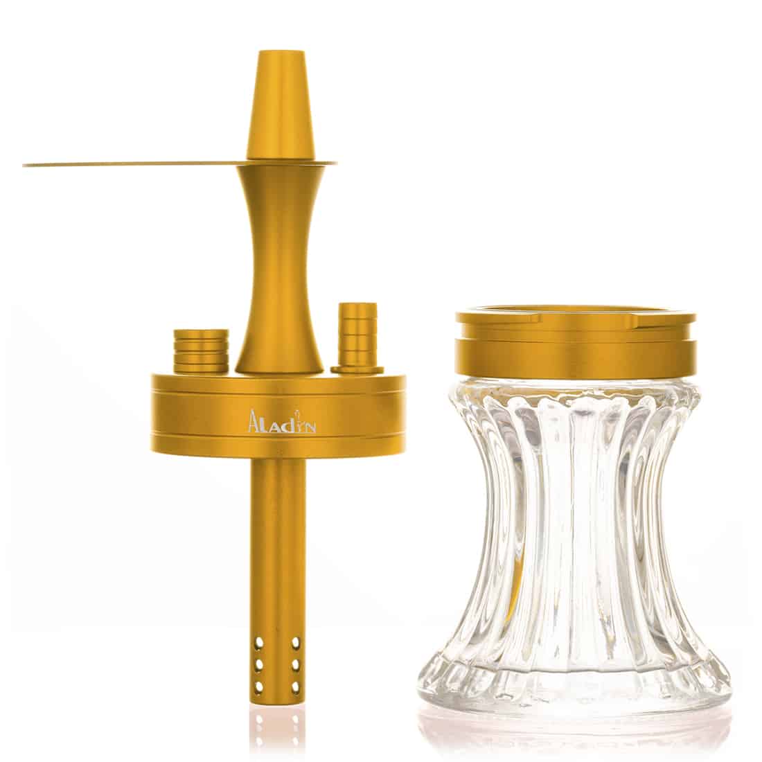 En bærbar vandpibe med en glitrende guldfinish pryder midten af beskrivelsen. Den har en slank, cylindrisk krop med en perforeret base. En fleksibel slange i klart materiale er fastgjort til en rund mundstykke. Overfladen er glat og skinnende, med et minimalistisk design og en enkel knap til regulering. Det samlede udtryk er elegant og moderne.