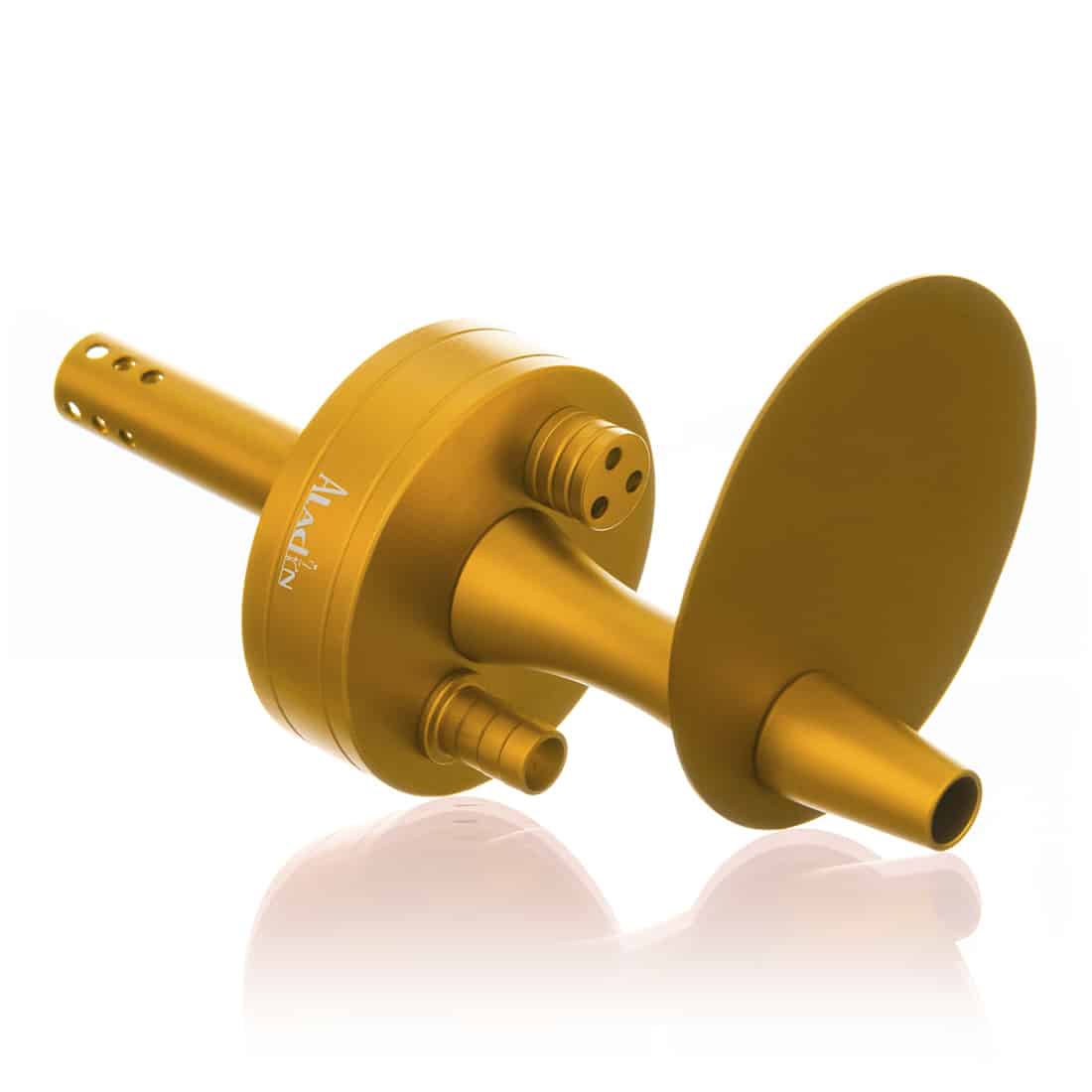 En bærbar vandpibe med en gylden overflade pryder midten af kompositionen. Den har en slank, cylindrisk form med en bredere base og en smalere hals. Slangen er lavet af klar plast og har en sort belægning, mens mundstykket er i matchende sort. Det samlede design udstråler elegance med et moderne look, der kombinerer metalliske og matte elementer.