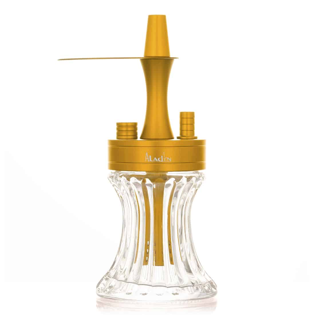 En bærbar vandpibe præsenterer sig i en glitrende guldfinish, der reflekterer lyset. Den har en elegant, slank form med en rund base og en lang slange, der er flettet med sort materiale. Toppen er udstyret med en lille skål til tobaksprodukter, og der er detaljerede mønstre på overfladen, der tilføjer tekstur og dybde.