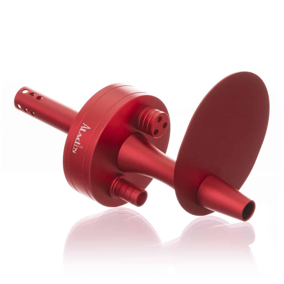 En rød, bærbar vandpibe præsenteres med en glat, rund base og en slank, buet hals. Den øverste del har et metalhoved med små lufthuller, mens slangen er fleksibel og sort. Kranse og detaljer i metal tilføjer et kontrastfyldt element. Base og hoved har en blank overflade, der reflekterer lys.