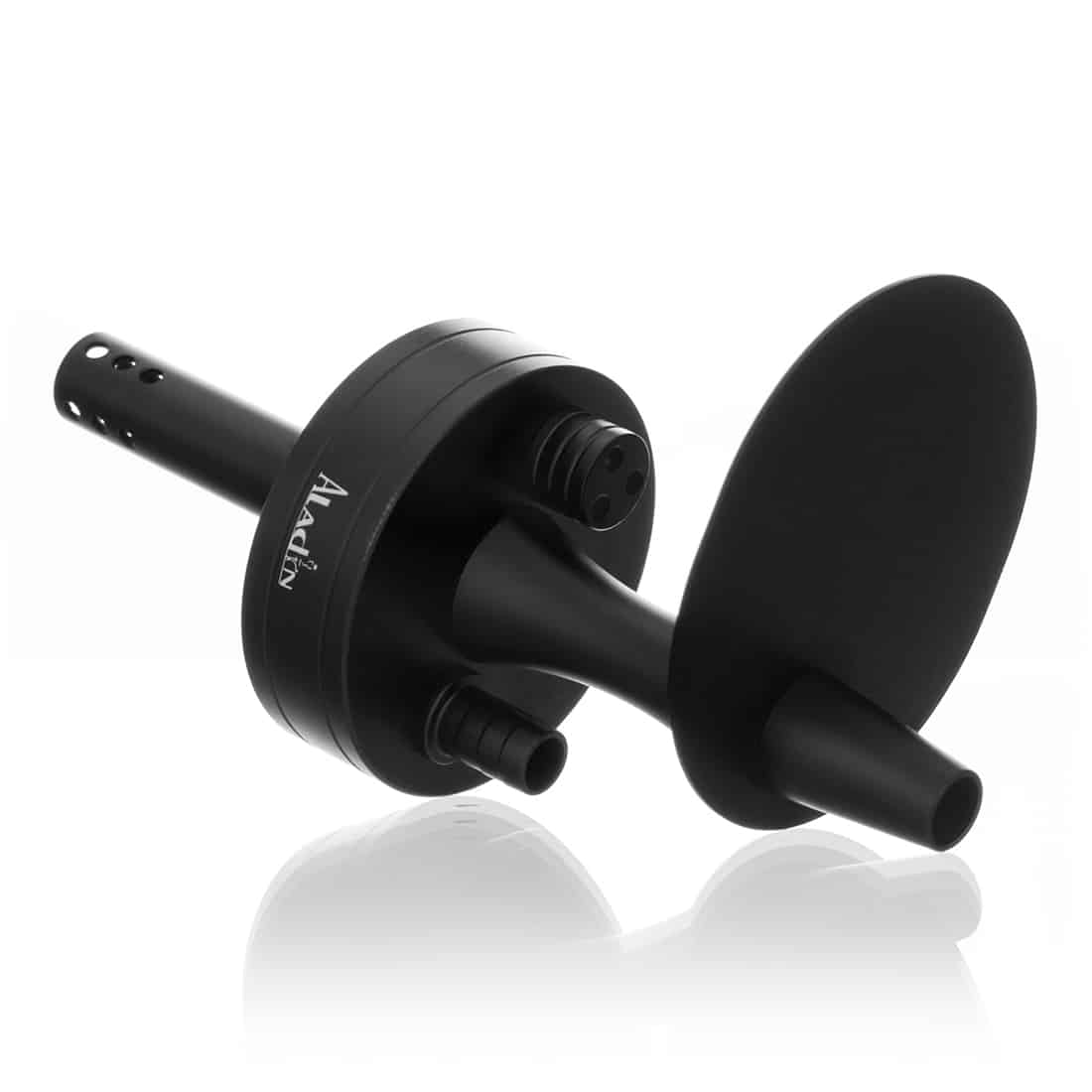 En bærbar vandpibe i sort farve præsenterer sig med en glat, elegant krop og runde former. Den har en bred bund med en sektion til vand, der skaber stabilitet. Slangen er lang og fleksibel, med en tekstureret overflade, der giver et godt greb. Øverste del indeholder en skål til tobaksfyld, med en metalindsats.