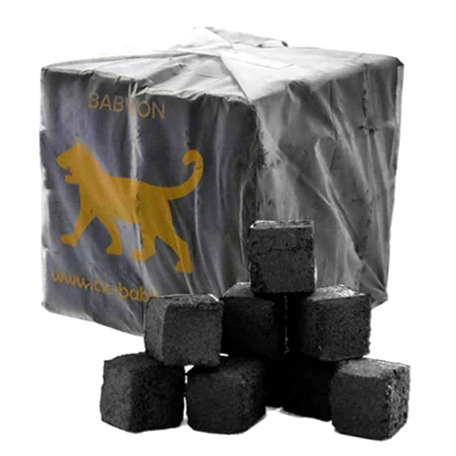En pakke med kul til vandpibe præsenteres i en sort og rød pose. Posen har en glat overflade og indeholder en 1 kg portion kul. På forsiden er der en tydelig hvid tekst med produktnavnet "Babylon Natural Hookah Coal" samt et logo. Baggrunden er rød, mens teksten er sort, hvilket skaber en kontrast.