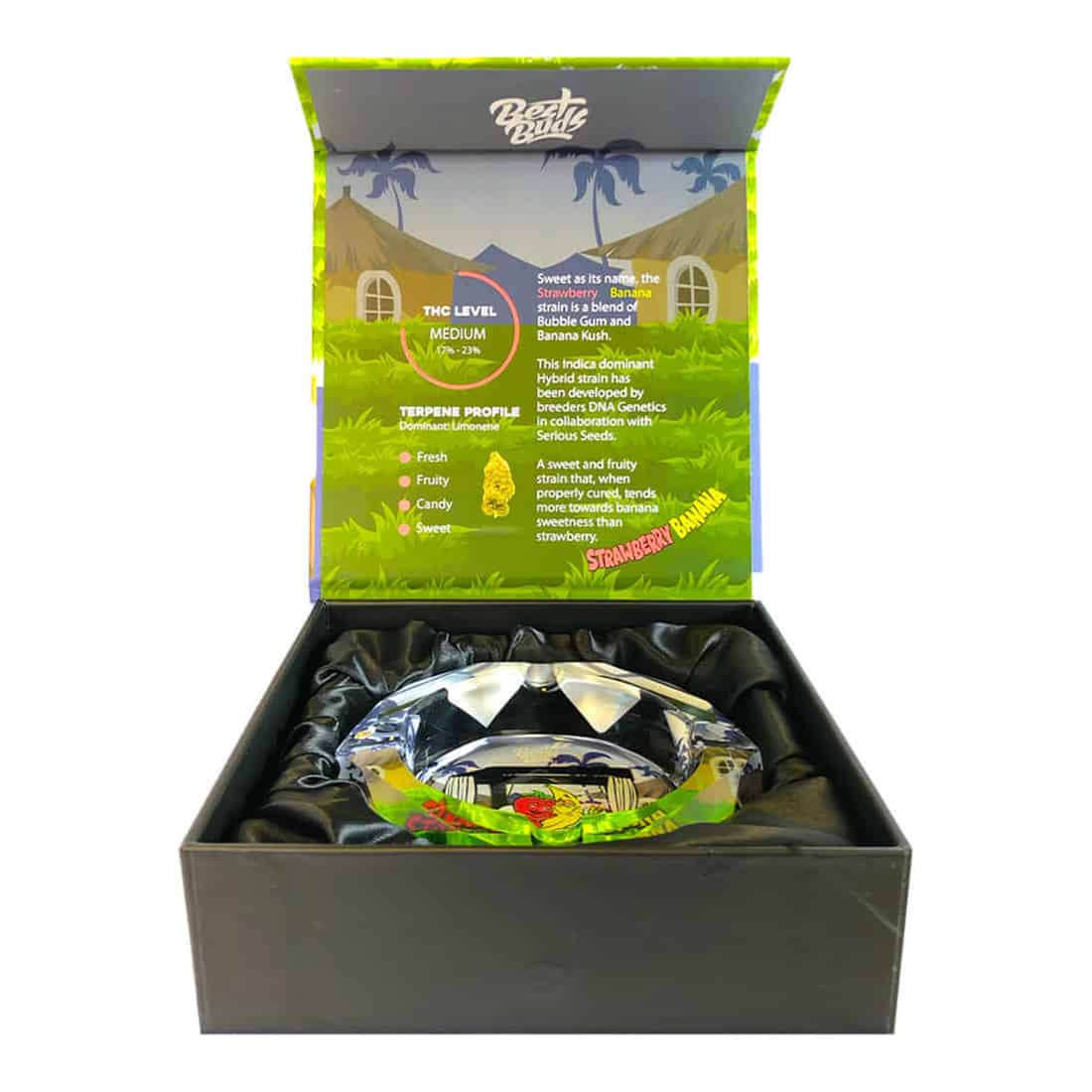 En krystalaskebæger med en klar, glat overflade pryder midten af beskrivelsen. Det har en skarp, geometrisk form med markerede kanter og en dyb skål til aske. Farven er en blanding af lyse røde og gule nuancer, der skaber et frugtagtigt mønster, som minder om en jordbær-banan kombination. Refleksioner fra lyset giver en glitrende effekt.