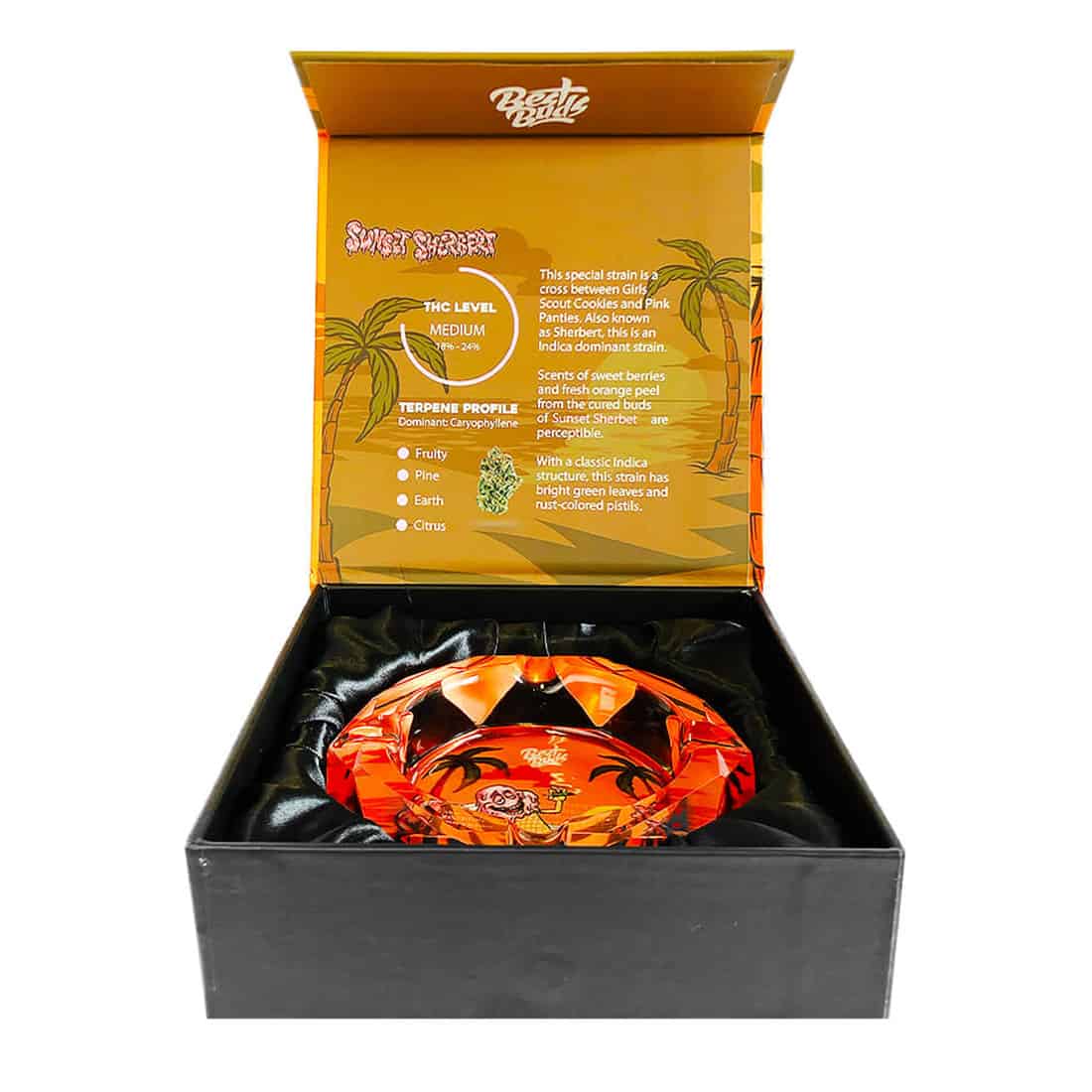 En krystalaskebærer præsenteres med en solnedgangs-inspireret farvepalet, der spænder fra bløde orange og gule nuancer til dybe røde. Den har en glat, gennemsigtig overflade med lette reflektioner, der fremhæver de facetterede kanter. Formen er rund med en indvendig skål til opbevaring. Mønstrene skaber en elegant tekstur, der tilføjer dybde til designet.