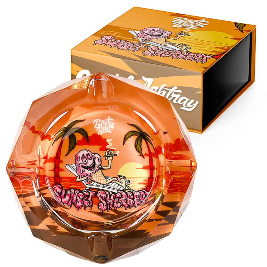 En krystal askeskål præsenterer sig med en varm, solnedgangsfarvet nuanceret glasoverflade, der glitrer under lys. Skålen har bløde, organiske former med en let buet kant. Indersiden er glat, mens udsiden prydes af et let mønster, der skaber dybde. Den står på en flad overflade, hvilket fremhæver dens elegante design.