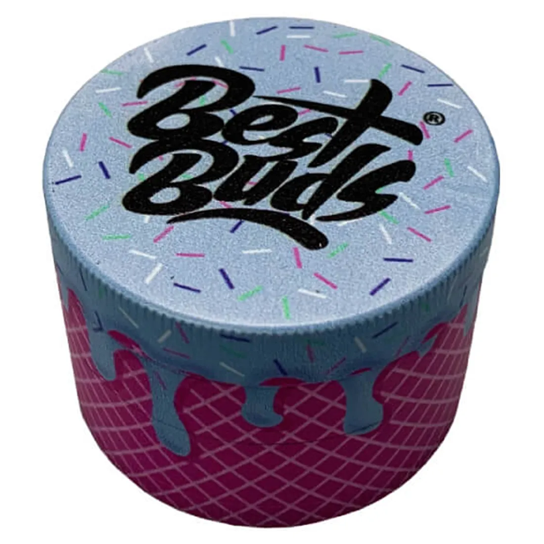 En lille, cylindrisk krydderkværn i mintgrøn farve med en glat overflade. Den har en diameter på 50 mm og er dekoreret med et farverigt mønster af bær og gelato. Kværnen har en skridsikker tekstur på toppen og en metalmekanisme indeni. Knapperne til åbning og lukning er diskret placeret, hvilket giver et minimalistisk udtryk.