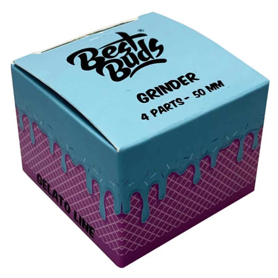 En kompakt, cylindrisk grinder med en diameter på 50 mm. Den har en mintgrøn farve med en glat, blank overflade og en let struktureret tekstur. Øverste del prydes af et stiliseret motiveret design, der illustrerer bær og en isvaffel. Den nederste del har en skruelås, der sikrer lukning. Indvendigt ses skarpe tænder til effektiv kværning.