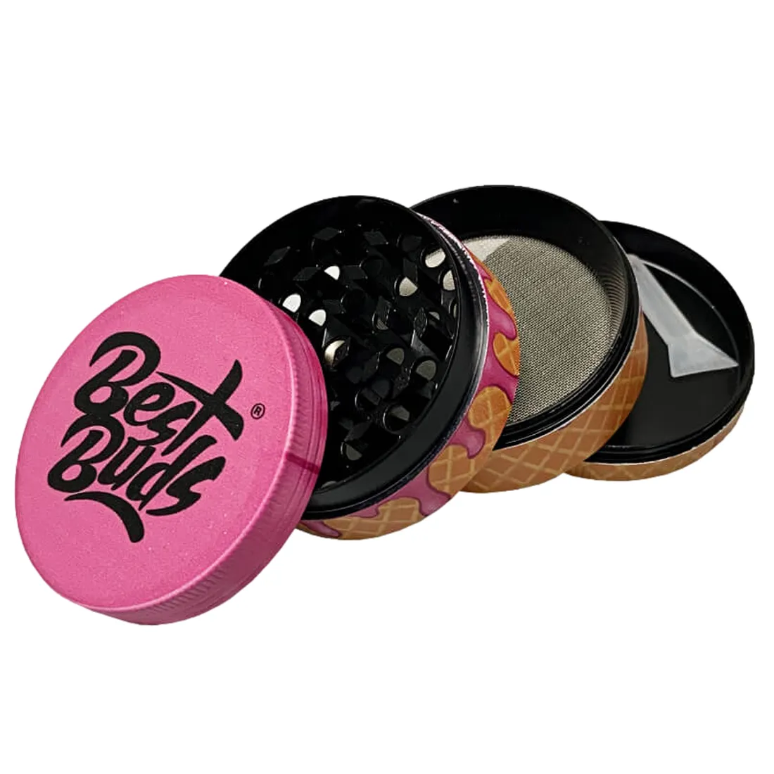 En lille, rund grinder med en diameter på 50 mm præsenterer sig i en dyb lilla farve med et subtilt glimt. Overfladen har en glat tekstur, mens den øverste del er dekoreret med et detaljeret mønster af små blade. Kanten er forsynet med en let skridsikker struktur. Indersiden rummer skarpe tænder til effektiv kværning.