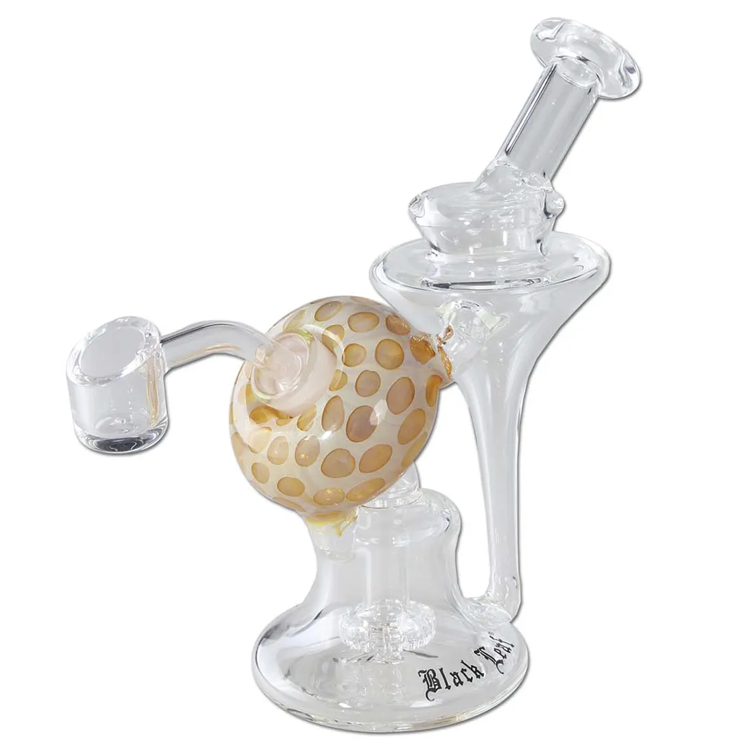 En skål med en sort, matte overflade pryder midten af beskrivelsen. Skålen har en organisk form med bølgende kanter, der giver et naturligt udseende. Den er fremstillet af genanvendt materiale, hvilket tilføjer en unik tekstur. Indersiden af skålen har en let glans, mens ydersiden er mere ru. Målene er cirka 17 cm i diameter.