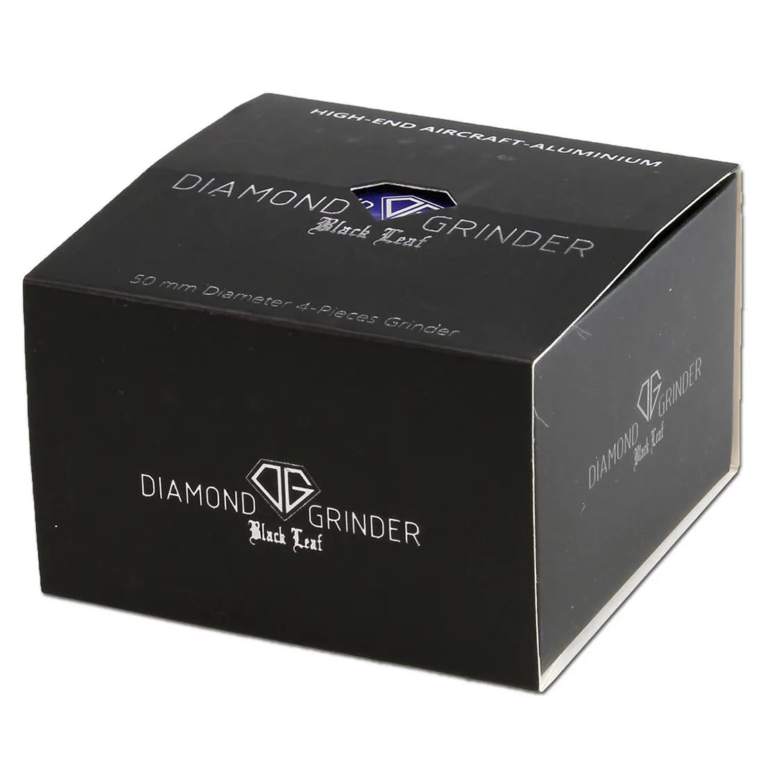 En firkantet, sort boks prydet med en diamantformet, folieret overflade. Boksen har en glat, skinnende finish, der reflekterer lys. Den er opdelt i fire sektioner, hvor hver sektion indeholder en enkelt, mørkegrøn bladeformet detalje. Kanten er let afrundet, hvilket giver et elegant udtryk. Dimensionerne er kompakte med en diameter på 50 mm.