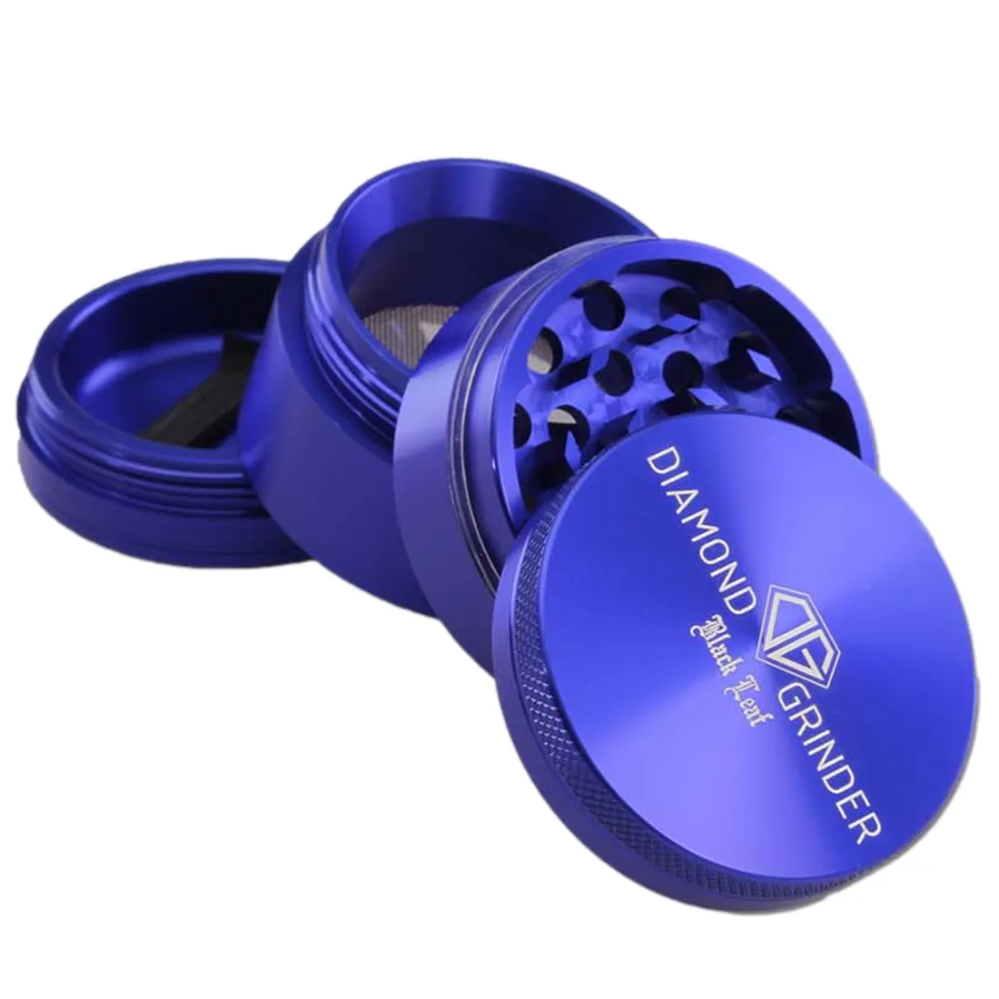 En sort, diamantformet blade med en glat, blank overflade, der reflekterer lys. Bladet har fire dele, der er symmetrisk arrangeret, hvilket skaber en geometrisk form. Farven er dyb og ensartet, mens kanterne er let afrundede. Det samlede udtryk er elegant og minimalistisk, med en fin struktur, der kan ses i overfladen.