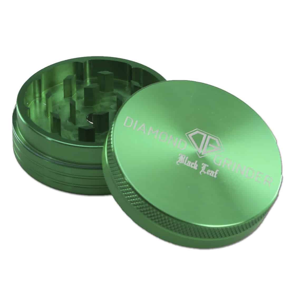 En sort, diamantformet blade med en glat overflade pryder en grøn, cirkulær base. Bladets kanter er skarpe og veldefinerede, hvilket giver en markant kontrast til den bløde, matte finish på basen. Den grønne farve er dyb og ensartet, hvilket fremhæver bladets elegante form og skaber en harmonisk visuel effekt.