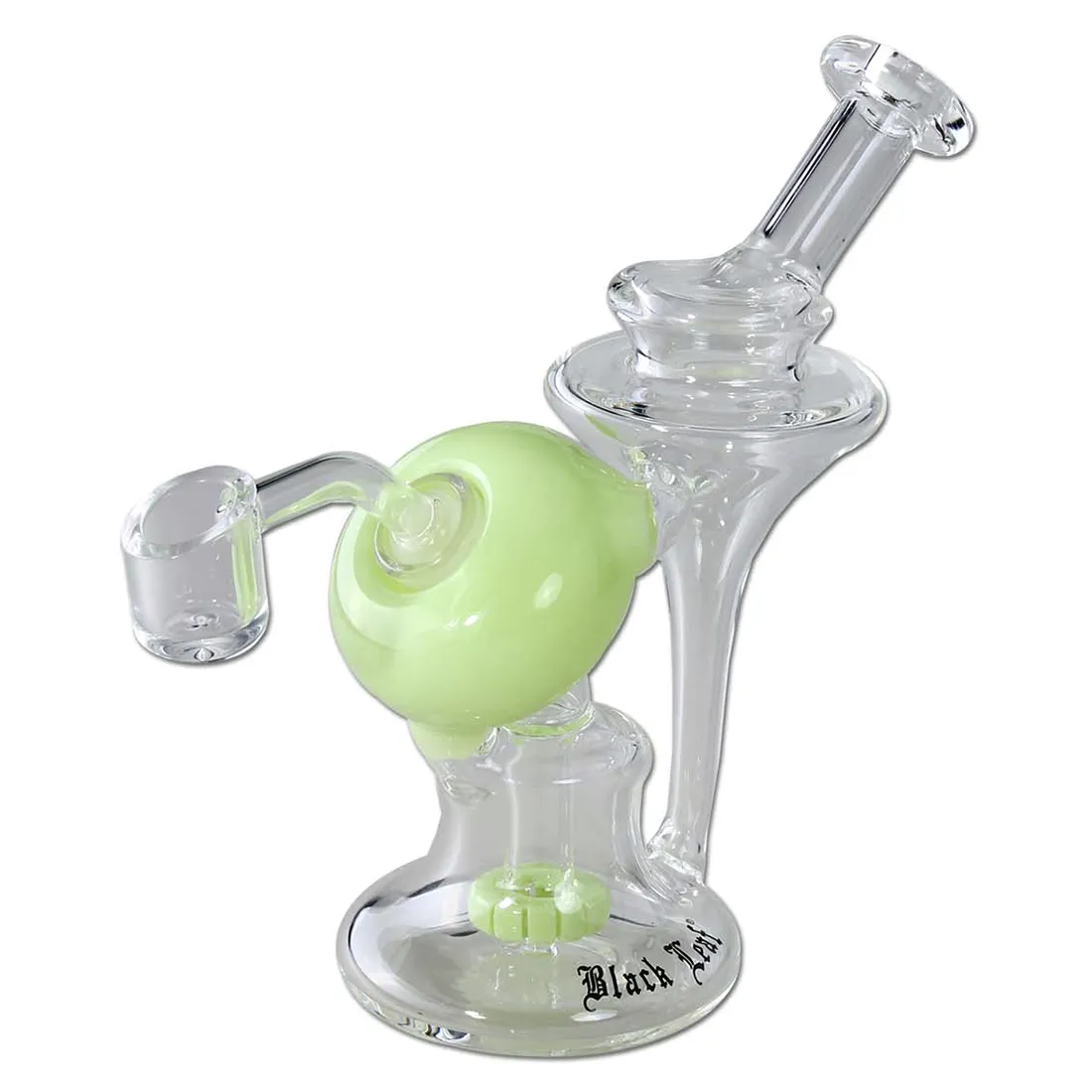 En sort bladformet genstand dominerer kompositionen, med en glat, matte overflade. Bladet har en let buet form og fremtræder i en dyb sort farve. Omkring bladet er der et grønt, genbrugsvenligt symbol, der tilføjer kontrast med sin klare, friske grønne farve. Elementernes placering skaber en harmonisk balance mellem de mørke og lyse nuancer.