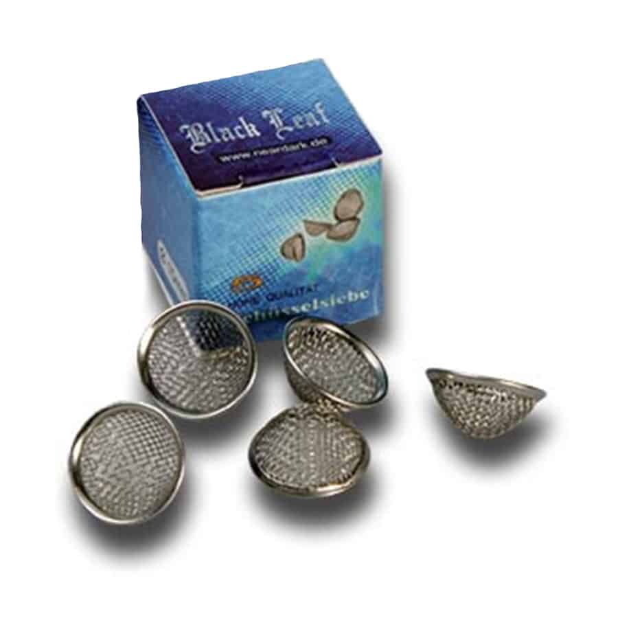 En konisk rist fremstillet af sort stål præsenterer en glat overflade med en mat finish. Den har en diameter på 15 mm og en tydelig konisk form, hvilket giver en elegant silhuet. Ristens struktur indeholder små perforeringer, der skaber et geometrisk mønster, og kanter er præcist afsluttet, hvilket tilføjer en industriel æstetik.