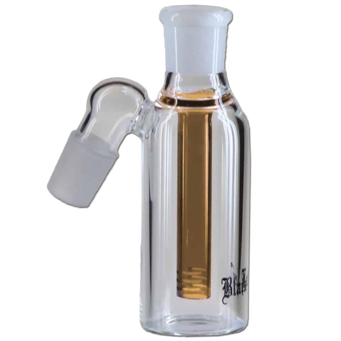 En sort, bladformet fordybning dominerer strukturen, med seks skrå åbninger, der skaber en asymmetrisk effekt. Overfladen er glat med en let glans, mens den amberfarvede del nederst tilføjer varme og kontrast. Materialet har en tydelig tykkelse, og kanterne er præcist skårne, hvilket giver et moderne udtryk. Farverne komplimenterer hinanden og skaber en harmonisk helhed.