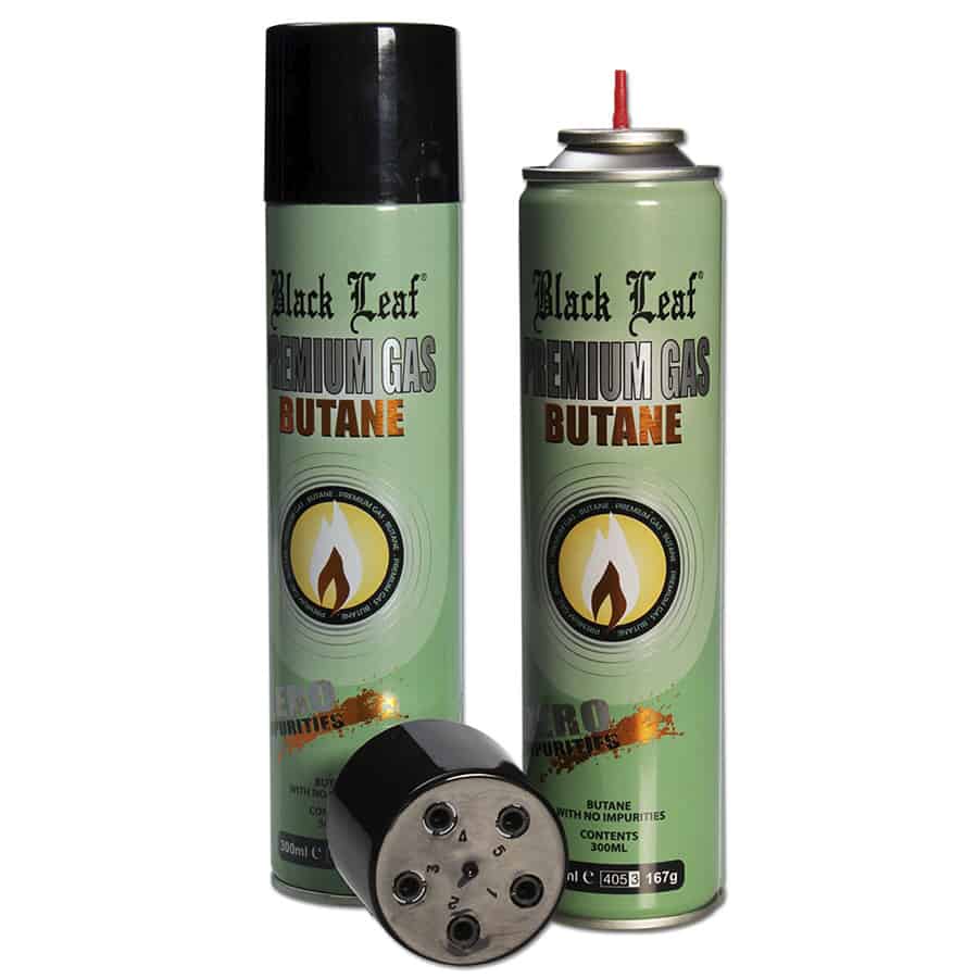 En sort lighter med en glat, mat overflade præsenterer sig med en slank, ergonomisk form. Forsiden har en transparent vindue, der afslører gasniveauet. Øverst findes en metalflammejustering samt en tændingsknap, der er let buet. Lighterens bunde har en sikkerhedsventil, og hele designet udstråler enkelhed og funktionalitet.