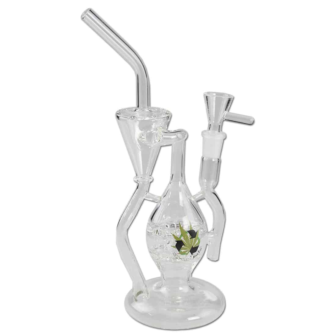 En sort bongs struktur er præget af glat, blød glas med en let buet form. Den har en cylinderformet krop, der taper mod toppen, hvor en bred åbning findes. En lille, hængende skål placeres på siden, og der er en gennemskinnelig slange, der tilslutter sig bunden. Overfladen er blank med subtile reflektioner, der fremhæver designets enkelhed.
