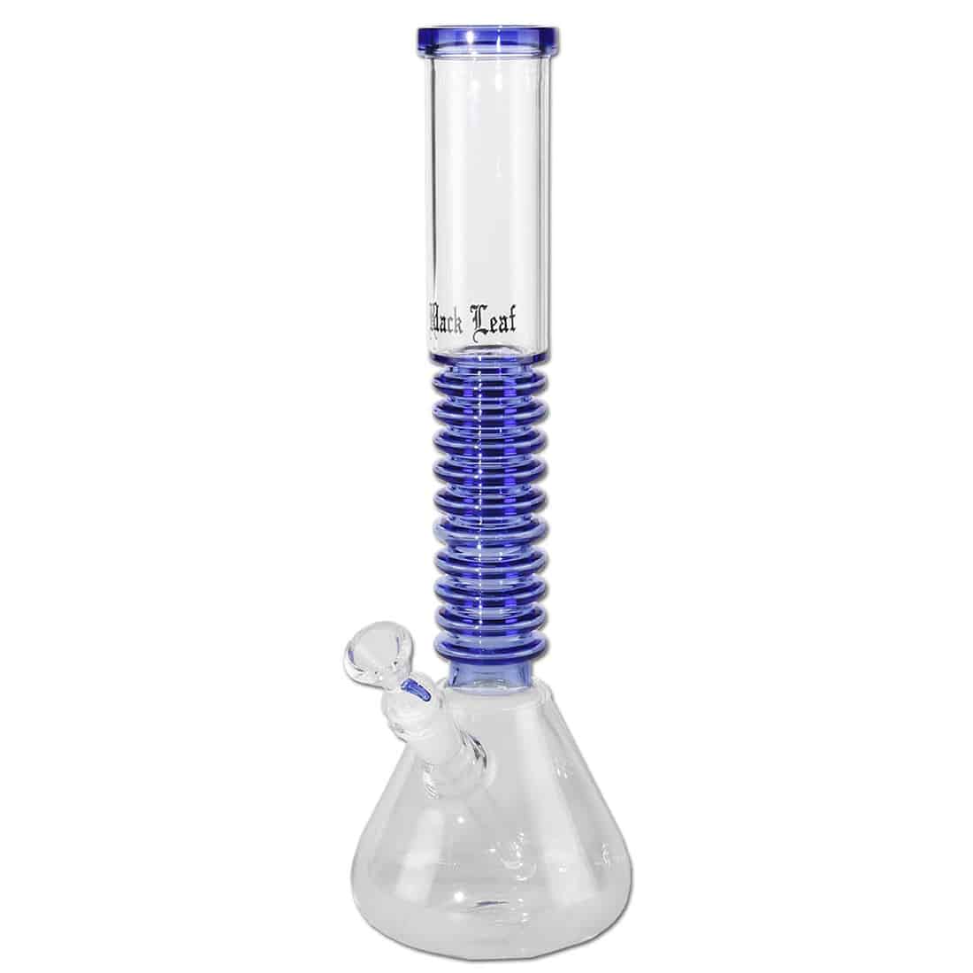 En bongs design præsenterer en slank, sort glasstruktur med en glat overflade. Den er udsmykket med grønne blade, der tilføjer et naturligt element. Bunden er bred, hvilket giver stabilitet, mens en blå vandbeholder understøtter farvekontrasten. En afrundet top afsluttes med en klar mundstykke, der fremhæver det elegante, minimalistiske udtryk.