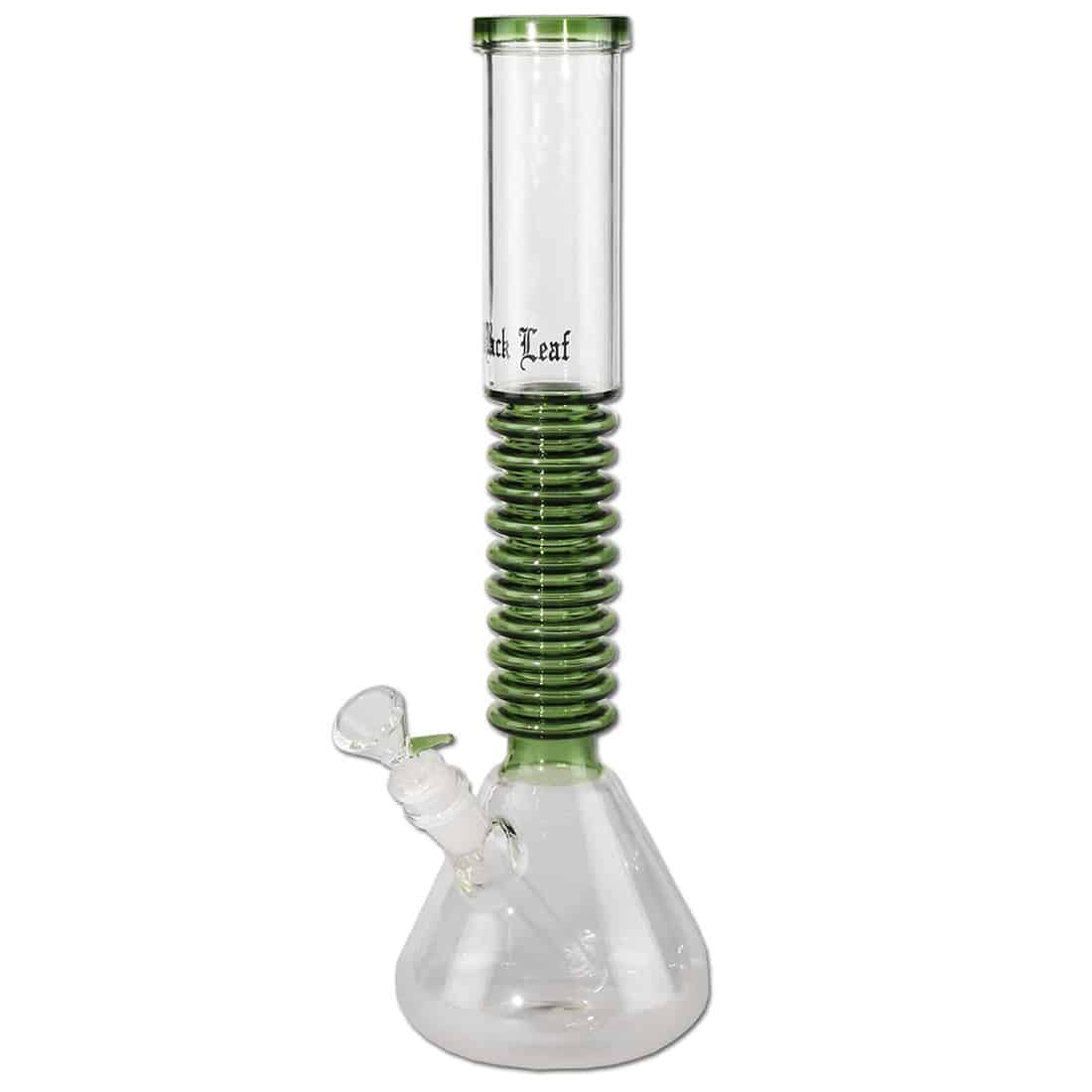 En sort bongs struktur har en glat, skinnende overflade med en rund bund, der gradvist snævrer ind mod en cylindrisk hals. Løvet design omkring bunden i en dyb grøn farve tilføjer et naturligt element. Der er en klar skål til stykker i toppen, og en tynd slange, der strækker sig fra bunden, hvilket fremhæver bongens funktionelle design.