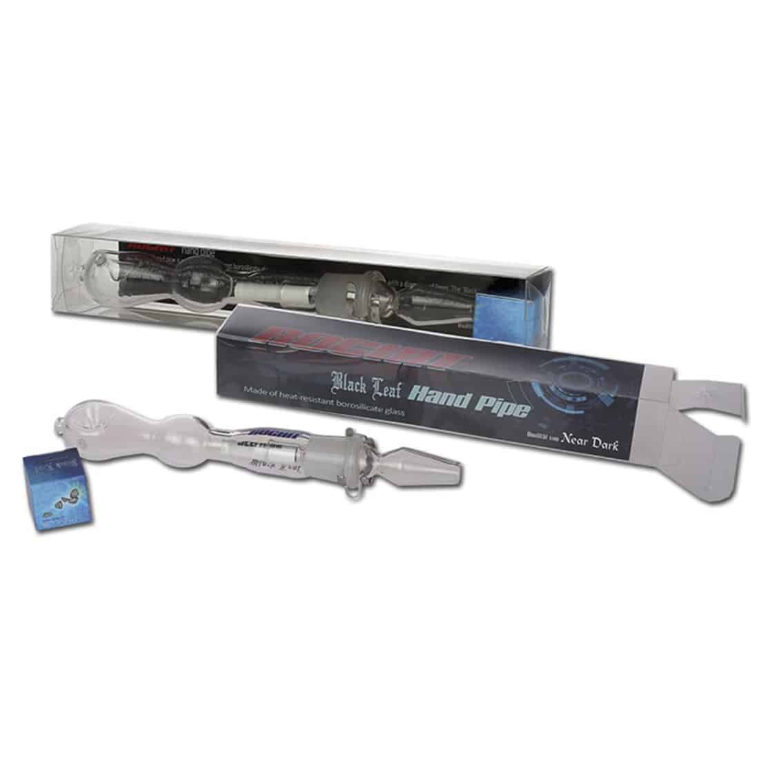 En rørformet genstand i klart glas med en længde på 185 mm og en diameter, der taper mod enden. Røret prydes af en sort bladformet dekoration, der tilføjer et organisk element. Overfladen er glat og gennemsigtig, hvilket giver mulighed for at se indholdet. Det har en rund bund, der sikrer stabilitet, og en smal åbning øverst.