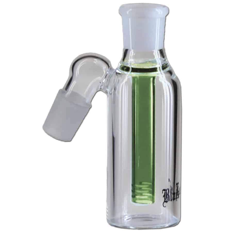 Diffusoren præsenterer en sort overflade med en mat finish, der dækker en let buet struktur. Den har en slank form, der afsluttes med fine snit, der skaber bladlignende mønstre. Materialet fremstår robust med tydelige kanter og en glat tekstur, der giver et minimalistisk og moderne udtryk. Dimensionerne er kompakte med en diameter på 14 mm.