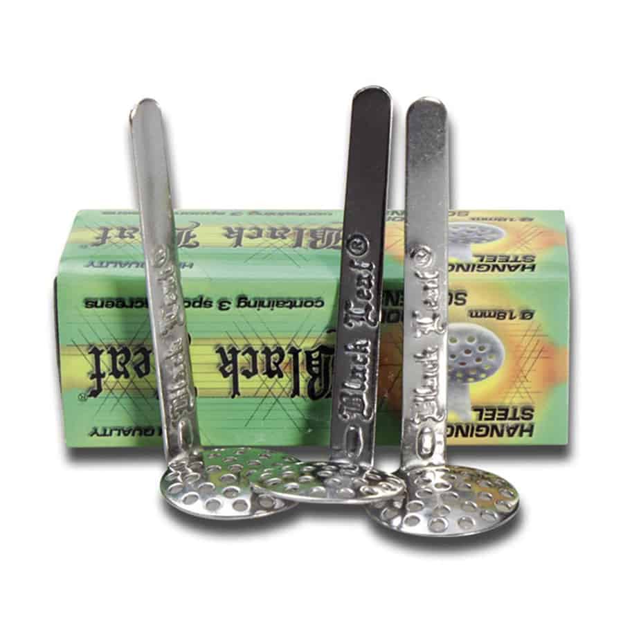 En sort ske med et glat, ensartet overflade pryder midten af kompositionen. Skeens form er strømlinet med en let buet skaft og en bred, flad skål, der fremhæver dens minimalistiske design. Omkring skeen er der et netlignende mønster, som skaber dybde og kontrast til den ensartede sorthed. Materialet fremstår robust og funktionelt.