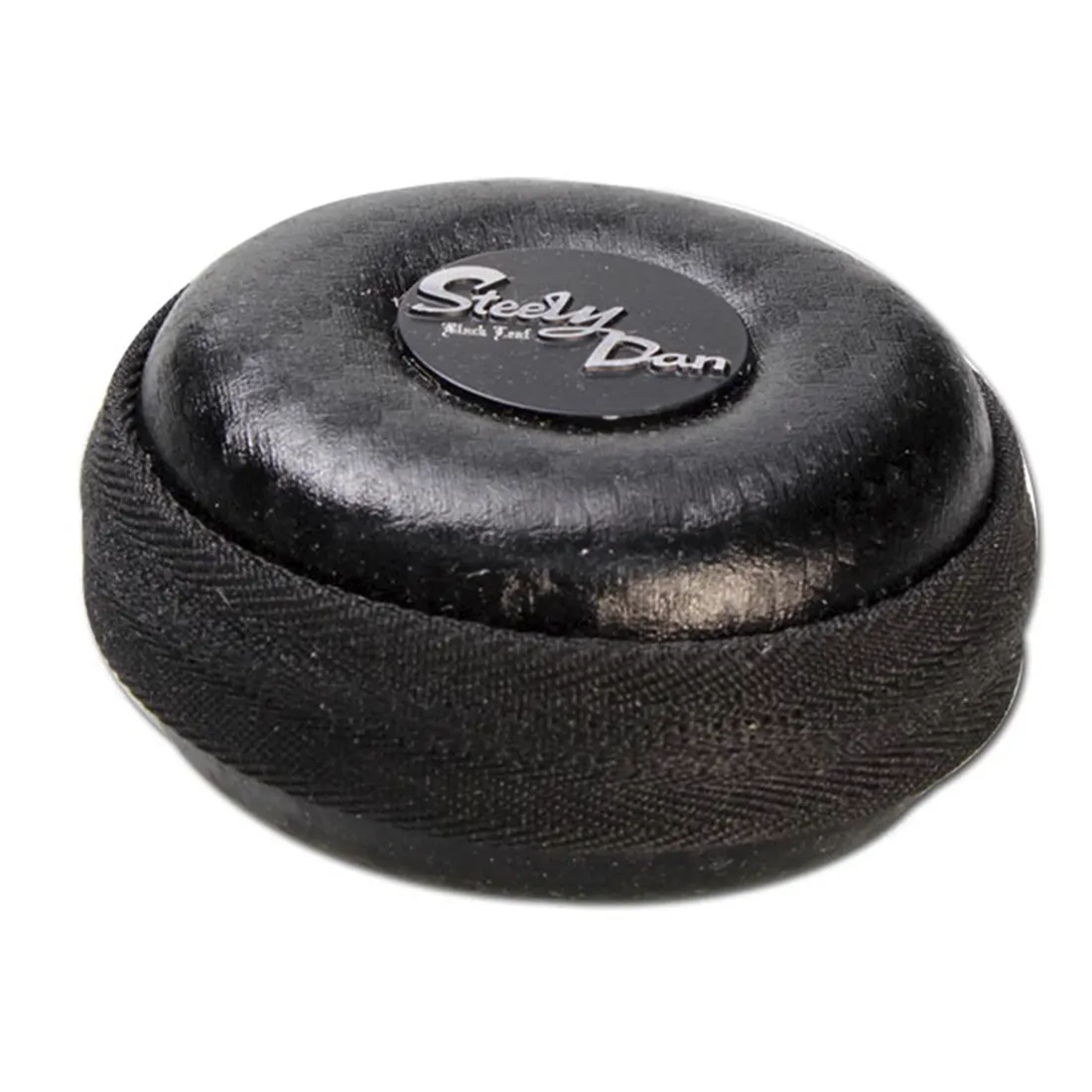 En sort, bladformet enhed med en glat overflade dominerer. Den har en buet kontur, der skaber en dynamisk silhuet. Materialet ser ud til at være metal med en blank finish, der reflekterer lys. På den ene side er der en tydelig samling af to dele, som er fastgjort med en skrue, der har en rund form.