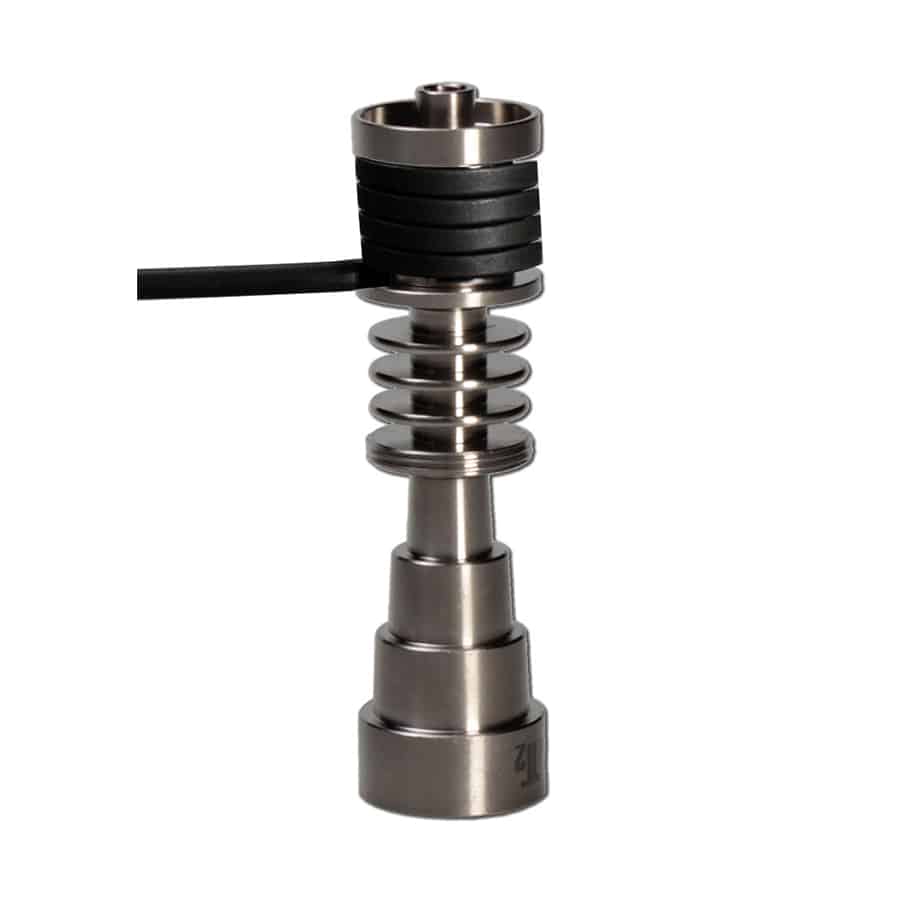 En sort titaniumnail præsenteres med en glat, metallisk overflade og en skinnende finish. Den har en konisk form, der munder ud i en flad, bred top. Diameteren ved bunden måler 16 mm. Detaljer som en tilslutningsdel til en coil er tydelige, og der ses fine, lige linjer, der skaber en minimalistisk æstetik.