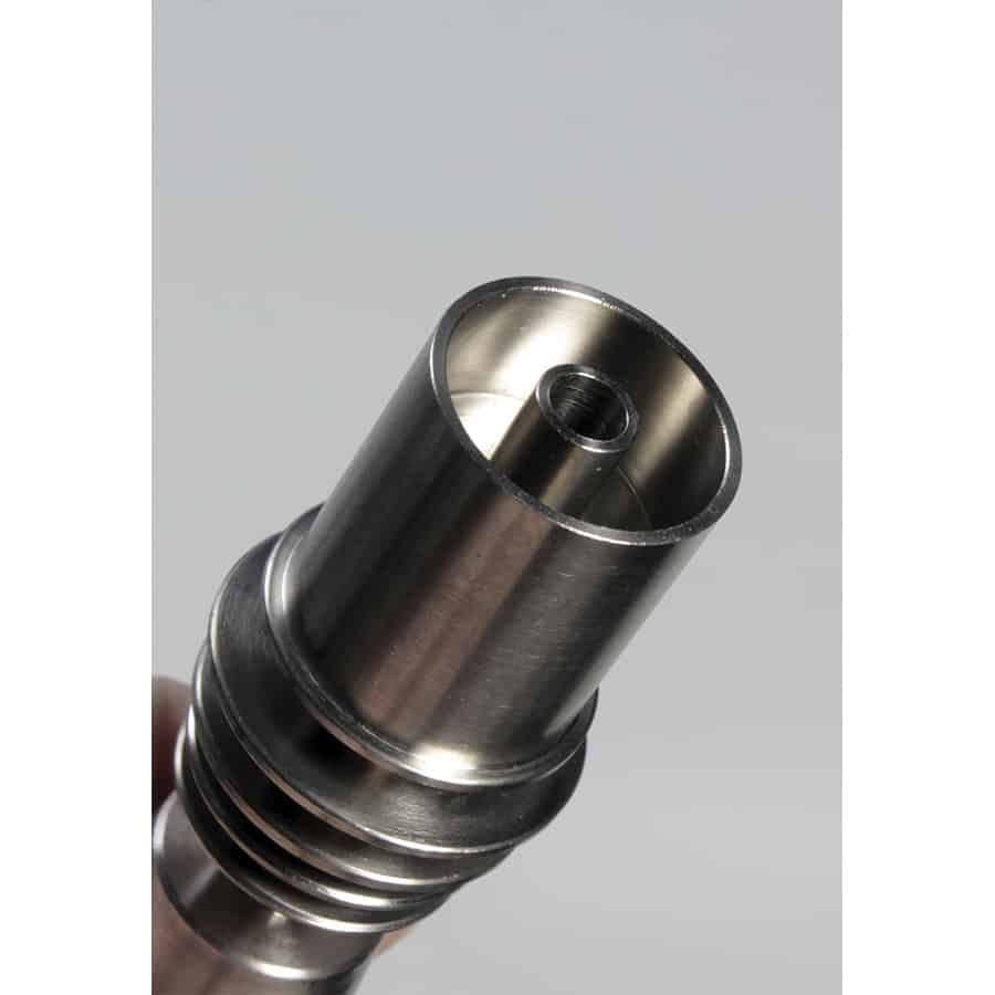 En sort titanium olie-nail med en glat, metallisk overflade præsenterer sig med en elegant, buet form. Den har en spids ende og en bredere base, der sikrer stabilitet. Overfladen fremviser en mat finish, der reflekterer lys svagt. Der er ingen synlige mærker eller ornamenter, hvilket fremhæver det minimalistiske design.