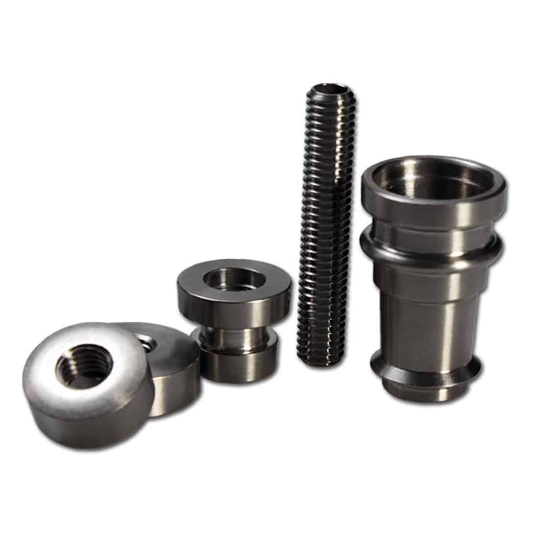 En sort titanium olie-nail med en glat, mat overflade og en skarp, præcis spids. Den har to tilslutningsstørrelser, SG 14 og SG 18, hvilket fremgår af de tydelige, markerede kanter. Formen er cylindrisk med en let udvidelse mod toppen, og der er en diskret, men funktionel struktur, der sikrer optimal tilpasning.