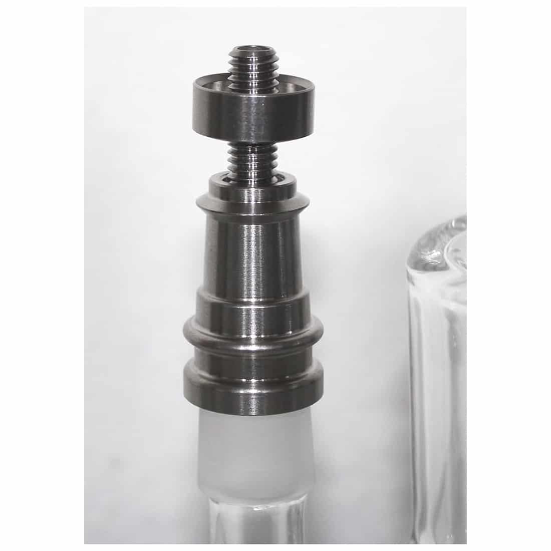 En sort titanium olie-nail med en glat overflade og en let refleksion. Den har en konisk form, der afsluttes i en flad top. Nederste del er udstyret med en standard 14 mm og 18 mm gevind, som giver mulighed for tilslutning til forskellige enheder. Materialet har en ensartet, mat finish, der fremhæver dets moderne design.